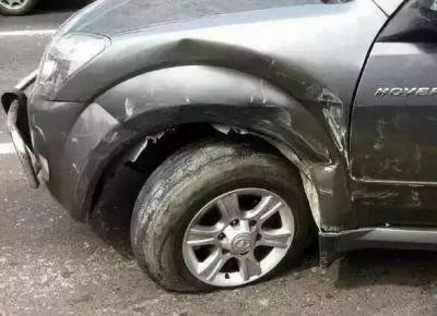 前轮爆胎危险还是后轮危险,前轮更危险但也能控制