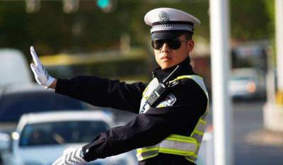 交警电话是多少 交通事故报警电话122(高速公路救援电话12122)